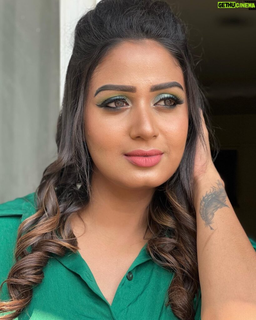 Riya Vishwanathan Instagram - Mobile Clicks Raw Pics💯 Makeover for Gorgeous @riya.vishwanathan ❤️ @kalaiartistry Hair @uma_rajesh_makeupartistry For Bridal Bookings Contact 9884700039 @kalaiartistry