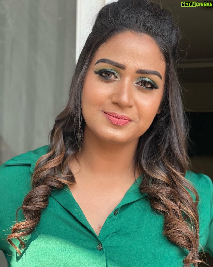 Riya Vishwanathan Instagram - Mobile Clicks Raw Pics💯 Makeover for Gorgeous @riya.vishwanathan ❤️ @kalaiartistry Hair @uma_rajesh_makeupartistry For Bridal Bookings Contact 9884700039 @kalaiartistry