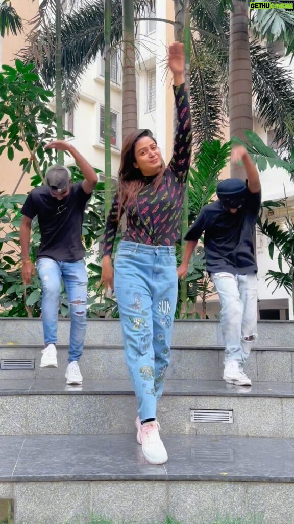 Riya Vishwanathan Instagram - With my thambi’s ❤️❤️ . . .Vc @karthick_s_ramesh_ . #reels #reelsinstagram #reelkarofeelkaro #reelitfeelit #reelsvideo #black #dance #dancereels #gang #brother #riyavishwanathan