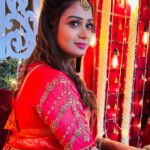 Riya Vishwanathan Instagram – Saree @elampillai__saree_ 
Blouse @abarnasundarramanclothing 
Accessories @chennai_jazz 
Mua @glittersbytabbu 
.
. 
Pc @rajaelangovan_offi ❤️
.
.
#pic #picoftheday #sareelover #myself #love 
#weddingscenes #maha #sandakozhi 
#zeetamil #riyavishwanathan