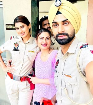 Riyanka Chanda Instagram - Watch Savdhaan India tonite at 10 30 pm on Star Bharat 🎉 #apnikhaki #starbharat
#rajvirchauhan #mandeepkaur

Too much of positivity & good looks in 1 frame.
With @iammandeep09 @rajvirchauhan
