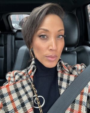 Robin Thede Instagram - Just drinking water and minding my business 🙌🏽