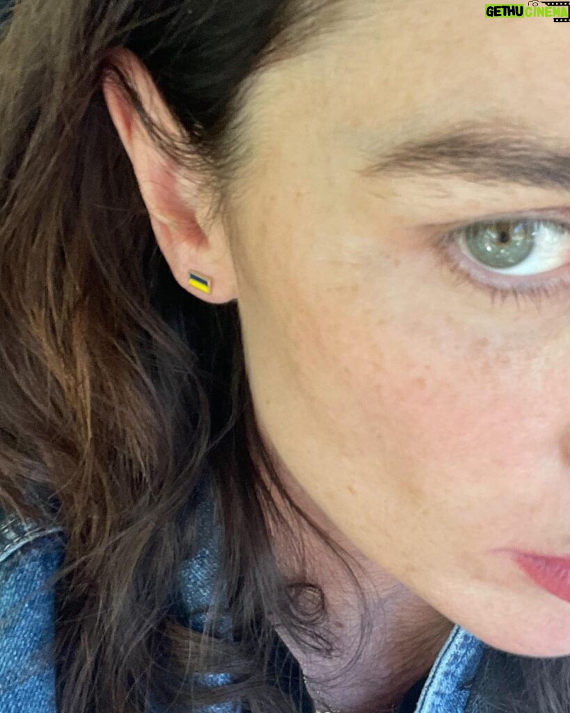 Robin Tunney Instagram - If you’re feeling devastated by the situation in Ukraine and wondering what you can do… there’s a way to show your support and donate money at the same time. Visit my friend’s Instagram @lenawaldjewelry and then go to her website and buy an earring. All of the profits will go to @coreresponse to help the Ukrainian people through this unimaginable crisis.