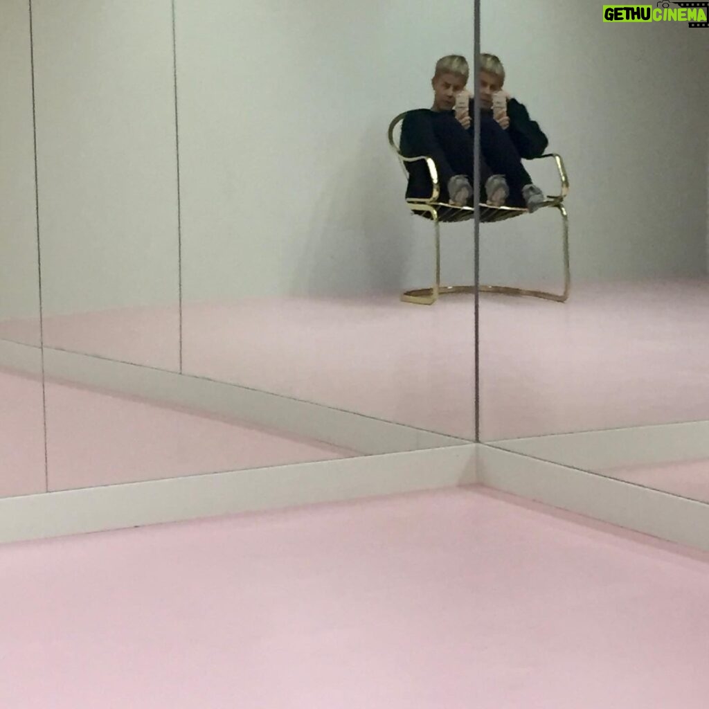 Robyn Instagram - Back on my pink floor.