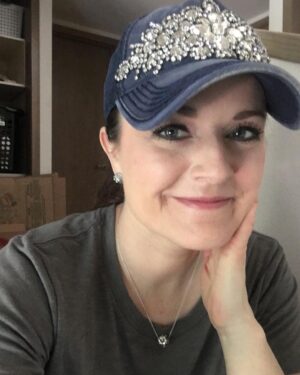 Robyn Brown Instagram - Found this fun hat while the kids and I were out school clothes shopping.  I think it will be my hairdo for the day while I work work work to unpack.  Decided on the “Sara” earrings and necklace from @mysisterwifescloset too because heaven forbid I go a day without wearing any jewelry....even while I unpack! 😂  #feelingproductive #awonderfullife  #kidsareinschool  #imissthem #mysisterwifescloset #jewelrydesigner #jewelrylover