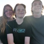 Robyn Lively Instagram - I can’t see through my tears 🥹 My little girl is 19! NINEteen?! I can barely stand it. You are such a gift to me, to this world! I’m in awe of you Cakey. You’re my best buddy and you light up my entire life! I can’t WAIT to see what this year brings! You have the world by the tail! I love you to the ends of the earth! Past the moon, the stars, and the aliens! HAPPY BIRTHDAY my one and only daughter! You are MAGICAL! 💝💐🥹🎈🎁