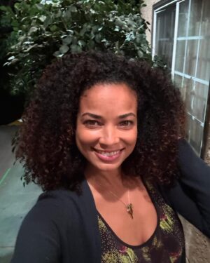 Rochelle Aytes Instagram - April is #NationalVolunteerMonth! I choose to volunteer with @FeedingAmerica to help combat food insecurity and you can #makeadifference too. Find your local food bank to learn about #volunteer opportunities near you: https://www.feedingamerica.org/find-your-local-foodbank