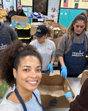 Rochelle Aytes Instagram - ♥️Food brings people together. ♥️This holiday season, help families facing hunger bring meals home. Yesterday I joined @FeedingAmerica and @sfcla to help distribute food items to local community members in preparation for the holidays. We distributed over 160 boxes of fresh vegetables, hot meals, treats and even some flowers (to give a little love and sunshine🌞) to families, individuals and students in need. Please consider joining the movement to help end hunger at feedingamerica.org/holiday. I’m so grateful to be a part of this beautiful community of people!  @emilytosta @constancezimmer @seekellymccreary to name a few. ☺️