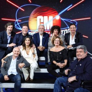 Rocío Madrid Instagram - Mañana a las 22.50 h os esperamos en @telecincoes .
Un reencuentro que por lo poco que he visto va a ser muy emocionante, divertido y nostálgico. 
Fueron 8 años de un programa transgresor, atrevido y único que hizo historia en la tv en este país.
Yo tuve el honor de formar parte de él y están siendo unos días muy emotivos para mi 🥹.
Os espero a todxs.
Gracias @marcjuancomunicacion para @benitosantosoficial por hacerme brillar literalmente 🌟🤗.
Fotos fantásticas como siempre by @joseirun_fotografia ❤️.