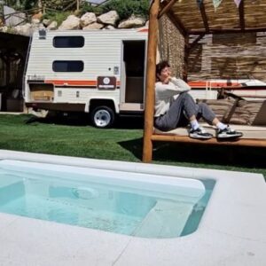 Rocío Madrid Instagram - Vengo a enseñaros el alojamiento más original de  Andalucía 💕💕.
Una autocaravana de los 70 Americana convertida en casita que no le falta ni el más mínimo detalle.
Aire acondicionado frio/calor, cocina completa,baño completo, piscina, cama balinesa ( gracias @tropicalcraftcarpinteros ) ,vistas al mar,en plena naturaleza pero a tan sólo 20 minutos del centro de Málaga y a 5 minutos de las playas y chiringuitos de Benajarafe.
Porche con BBQ eléctrica, hamacas y mucho más...Todo esto de uso privado y sólo para ti.
Vivir una experiencia de contacto con la naturaleza con todas las comodidades de un hotel.
¿¿Te dejas Amar en la Mistic?? 🥰
¡¡¡Ya disponible !!!
Reservas en en enlace de la Bio de @lamisticaravan_axarquia .