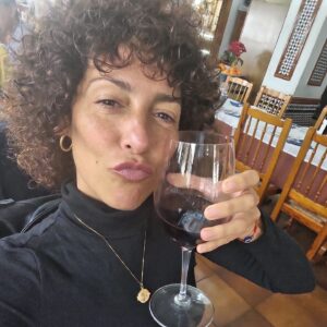Rocío Madrid Instagram - Ya sabéis lo que amo mi ciudad,mi hogar y mi familia...Pero vivir esta experiencia donde lo he pasado TAN mal hace que ahora valore mucho más todo.
El amor de mi familia y amigos es el mayor tesoro que tengo.
Brindo por vosotros y me tomo esta copa de vino a vuestra salud agradecida infinito por el cariño y el apoyo que he recibido .
Salud amigxs.
Se os quiere.