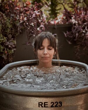 Rocío Verdejo Instagram - Intención, Respiración y Aceptación.. (como la vida misma)... volver a conectar y a confiar.. ah como me gustan los retos asi que creo tengo una nueva adicción que sin duda no hubiera sucedido sin la guia del @elclubdelhielo y la Master @begogarcia 🥶