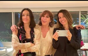 Rocío Verdejo Instagram - Eterna Rebeca... ❤️❤️ Un placer haberme cruzado brevemente contigo, descansa Guerrera incansable, nos quedamos con esos cafés y caminatas por el barrio pendientes, @sophiealexanderkatz y yo