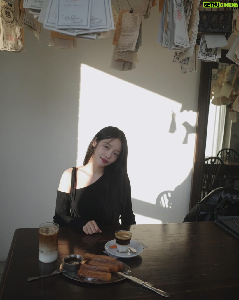 Roh Ji-sun Instagram - 맛있는 커피, 아늑한 공간, 좋은 사람