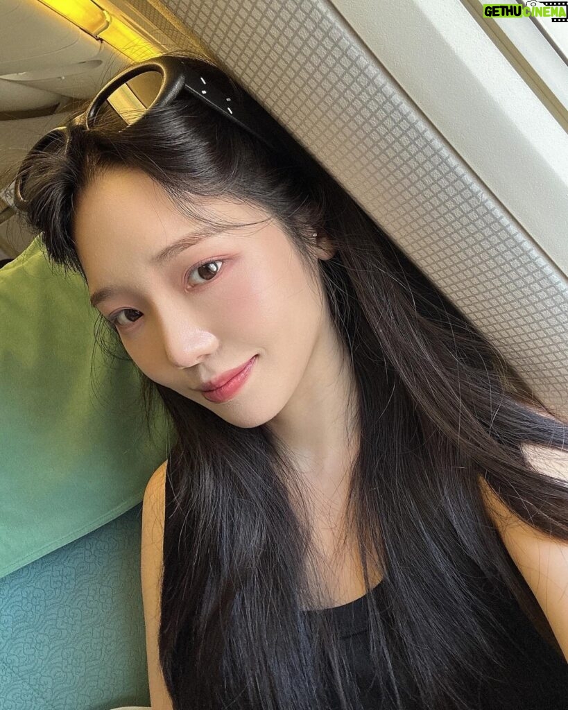 Roh Ji-sun Instagram - 햇볕은 쨍쨍 선글라스 반쨕