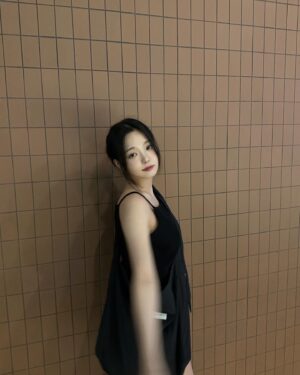 Roh Ji-sun Instagram - 엄청 커다란 모기가 나의 팔을 물었어!