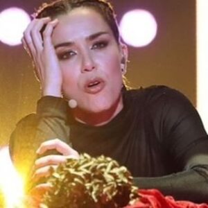 Roko Instagram - Aquí tenéis ‘Malo’ una canción que @labebeypunto sacó en 2004. Cuántas veces la he escuchado y sigo sin cansarme de ella. Regalo de versión con la que nos liamos la manta a la cabeza @lalias3 y servidora. Siempre tratando de poner nuestra visión de un tema que es una joya. 

Esta fue la Gala1 de ‘La mejor generación’ donde estoy gozándomelo y siendo muy feliz. Cada semana a partir de las 22:50 en @telecincoes.

Esta puesta en escena es posible gracias al currazo de @gestmusic @miryambenedited @borjarueda8 y las 4 mujeronas que me acompañaron a contar esta historia @saradelgadoel @sharafior10 @zulemasantana_ @jeisantana 
Maqui: @juana_navarro_1 
Pelu: @gloria.peruga 

Espero que os llegue 🤍 
Nos vemos el próximo lunes 15 a las 22:50, en la Gala 2🥰
Os leo👁️ Qué os ha parecido? 

#volveralorigen 
#tupidealuniversoyseteconcederá #cantante #television #canciones #musica