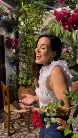 Roko Instagram - TENGO GANAS DE VOLVER 
En todas las plataformas del mundo mundial🌈🥹

PRODUCCIÓN MUSICAL @mercaderlab (ya está bailando el patio 🥹) 
LETRA: Roko
MÚSICA: 
@emiliomercader @johnnygomezb @haroldrey_pianist 
PERCUSIÓN: @johnnygomezb 
GUITARRA: @dayanabadgarcia 
CONTRABAJO: @danynoelofficial 
PIANO: @haroldrey_pianist 
COROS: 
@larachavesactriz 
@claudiarimay 
. 
Dedicado en cuerpo y alma a los aguardenteros 💦y a mi Alcalá la Real. 
Este tema me hace muy feliz y espero que a ti también 🤍
Mención especial a mi @lukke.ji que me ha dado el empujoncico que necesitaba y enseñarme todo, todo el rato. 
Y a mis amigos de @platacordobesa por dejarme un ratico este patio paradisíaco 🦋
 🎥 @alberto_enjoi 

@m2musicgroup #volveralorigen #tupidealuniversoyseteconcederá