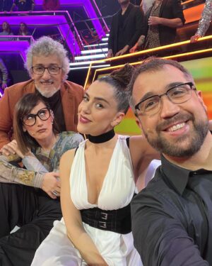 Roko Instagram - Bien está lo que bien se comparte. 
1. Pasareleo, que tocaba de los 80 ;) 
2. La mitad de las modernas 
3. Los genios de la comedia 
4. Divinos CASSETTES 
5. Simply the best 
6. La mitad de los Vinilos 
7. Marta 🤍
8. La luz De Lara 
9. Esperansaaa
10. Voy forrando carpeta con su cara 

Una experiencia televisiva que acaba con un puñadito de actuaciones lindas, unos ratos de gozo al lado de gente de categoría, grandes artistas y compañeros y la comprobación de que la gente buena es la gente que quiero cerca. 

Gracias @gestmusic por dejarme vivir esta experiencia y hacer que pase tiempo con esta maravilla de criaturas. 
#television #tv #musica #cantante