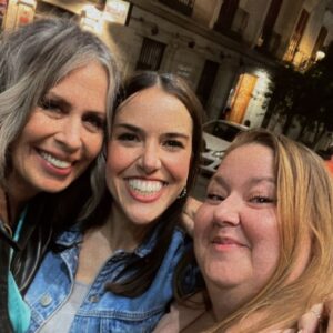 Roko Instagram - Itziar… hace dos dias, literal hablábamos de tu corto, de compartir lo que hacemos, de poner en común. Siempre has apoyado la valentía de la gente mientras tu también eras valiente de ser tu mejor versión. Enseñando desde el ejemplo que nadie puede hacerte libre si tú no lo eres. Te tuve de publico, un publico selecto en mi ultimo concierto. Y pudimos abrazarnos y encontrar ese espacio común. Este cuerpo es solo eso, un cuerpo. Lo que dejas aquí inspira a seguir exprimiendo esta vida y a compartirnos todo lo posible.
Dejo este ‘Cosa de mi imaginación’ de @soyalberto.vela que me dijiste que tanto te gustó, para recordarme y recordarnos que esta vida es un paseo algo así parecido a un breve sueño. Este abrazo vaya para ese alma pura y gigante. Toda la luz para ti ✨