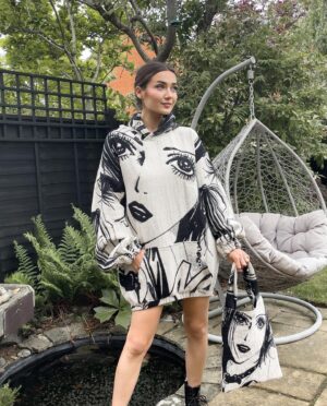 Roksana Janiszewska Instagram - Hey Nana…🍓 
I’ve just posted a new video where I bought every Instagram ad for a week! One of the brands was @vendetta.archive who very kindly gifted me this gorgeous NANA jumper and tote bag! 😍 If you wanna win one for yourself they’re actually giving both of these away on their Instagram! ✨ #nana #nanaanime #gifted #anime