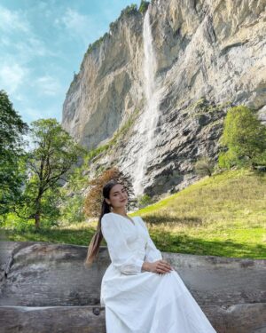 Roksana Janiszewska Instagram - Switzerland shenanigans continue… 🇨🇭🐮 Lauterbrunnen is a picturesque village set in a valley of 72 waterfalls. It’s truly a magical place that should be on your bucket list! 🥰 ps. Everyone was asking where this dress is from in my previous post! It’s from @sheinofficial @shein_gb 😍