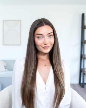 Roksana Janiszewska Instagram - Oh hai there! 🥰 just swinging by to say I’ve just posted a video showing you guys 4 cute and easy hairstyles for summer! Go give it a watch! I’d really appreciate it 😌🎀