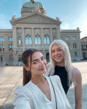 Roksana Janiszewska Instagram - Frolicking around Bern 🏰🇨🇭 little dump from the last few days, just being a wholesome wife 🥰