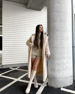 Roksana Janiszewska Instagram - Fall fashion is my fave 🤍🤎 do you guys want to see a video of some fall outfit ideas? Comment a 🍁 if you do!