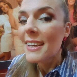 Romana Instagram - Hoje estou no Em Família TVI 

Brincos giros contactar @claudia_leite_76 🥰🤪