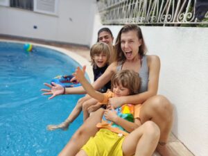 Romana Instagram - Uns dias com a família,  @beguestportugal , escolhi a zona que queria do Algarve,(têm outras zonas do país) 😍a casa com piscina perto de praia, campos de ténis,padel,golfe etc... A casa com excelentes condições e todas as comodidades necessárias para passarmos umas férias maravilhosas com tudo o que é preciso!!! Está empresa é portuguesa e se usarem o meu cupão "ROMANA" têm 10% de desconto!!