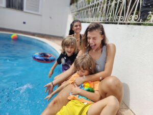 Romana Instagram - Uns dias com a família,  @beguestportugal , escolhi a zona que queria do Algarve,(têm outras zonas do país) 😍a casa com piscina perto de praia, campos de ténis,padel,golfe etc... A casa com excelentes condições e todas as comodidades necessárias para passarmos umas férias maravilhosas com tudo o que é preciso!!! Está empresa é portuguesa e se usarem o meu cupão "ROMANA" têm 10% de desconto!!