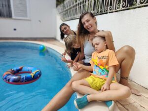 Romana Instagram - Uns dias com a família,  @beguestportugal , escolhi a zona que queria do Algarve,(têm outras zonas do país) 😍a casa com piscina perto de praia, campos de ténis,padel,golfe etc... A casa com excelentes condições e todas as comodidades necessárias para passarmos umas férias maravilhosas com tudo o que é preciso!!! Está empresa é portuguesa e se usarem o meu cupão "ROMANA" têm 10% de desconto!!