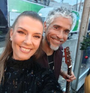Romana Instagram - E Dia 12-12 na TVI foi a estreia em televisão do meu novo tema VOLTAR ATRÁS!! Dia 22 de dezembro é dia de sair o vídeo clipe e o tema em todas as plataformas digitais. Espero que gostem, com o mesmo amor e verdade que eu pus em cada parte deste tema. Luz e amor para todos!!