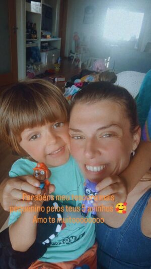 Romana Instagram - Hoje o meu mais pequenino faz 5 anos, meu Deus grata por tanto amor!! Amo te muito Aaron, amo vos a todos minha vida todaaaaaa!!! @isiszarcos @tiagofeliciano_tfel e Ian🤍🤍🤍🤍🤍 Todos os dias dou graças pela minha família tão abençoada e tão feliz!! 🙏