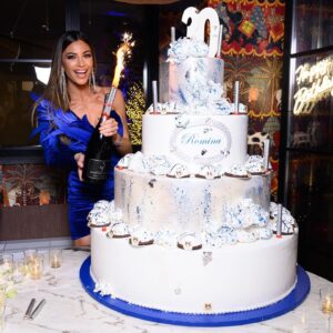 Romina Pierdomenico Instagram - “Chi non demorde, morde”. Io questi 30 anni ho deciso di mangiarmeli tutti!
Intanto ho iniziato dalla torta😂 … sul resto ci sto lavorando Zzzz 💣😜 
È già passato un mese e volevo condividere con voi questo momento di pura gioia e ringraziare uno ad uno tutti gli amici che erano lì a festeggiare con me 🫶