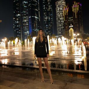 Romina Pierdomenico Instagram - Prima volta ad Abu Dhabi… ma quanto sono alti questi palazzi ?!? aiuto😂🤭 🌃