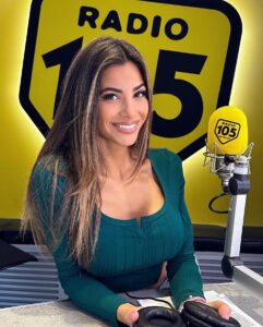 Romina Pierdomenico Instagram - Si riparte con una settimana lunga e ricca di tante cose belle 💛#105friends #radio105
