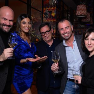 Romina Pierdomenico Instagram - “Chi non demorde, morde”. Io questi 30 anni ho deciso di mangiarmeli tutti!
Intanto ho iniziato dalla torta😂 … sul resto ci sto lavorando Zzzz 💣😜 
È già passato un mese e volevo condividere con voi questo momento di pura gioia e ringraziare uno ad uno tutti gli amici che erano lì a festeggiare con me 🫶