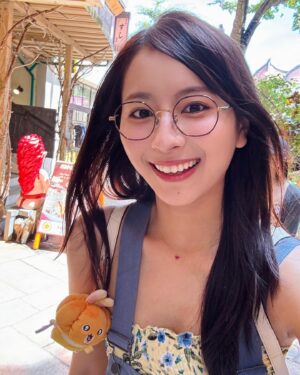 Ron Monroe Instagram - OKINAWA🏝️ #沖縄 

ネックネス @starjewelry_press 
オーバーオール @nikoand_official 
メガネ&サングラス @zoff_eyewear