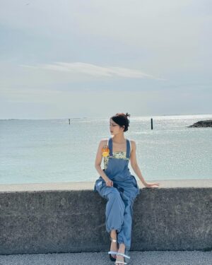 Ron Monroe Instagram - OKINAWA🏝️ #沖縄 

ネックネス @starjewelry_press 
オーバーオール @nikoand_official 
メガネ&サングラス @zoff_eyewear