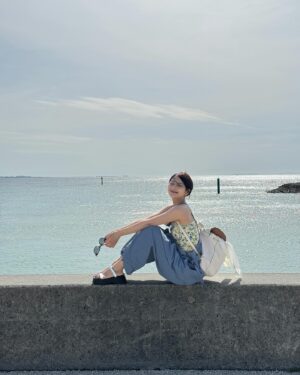 Ron Monroe Instagram - OKINAWA🏝️ #沖縄 

ネックネス @starjewelry_press 
オーバーオール @nikoand_official 
メガネ&サングラス @zoff_eyewear