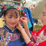 Ron Monroe Instagram - 故郷のお茶祭りに参加して、土家族の衣装を着ました！ 明後日は土家族の重要な祭りがあります とても楽しみです^_^ #中国 #中国少数民族衣装 #土家族
