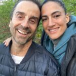 Rona-Lee Shim'on Instagram - יום שישי, הלכנו להתנדב בחממת עגבניות במושב דור לכבוד היומולדת של עידו. אדם מבין הרבה דברים כשהוא קרוב כל כך לטבע. כשנוגעים כל כך קרוב בדברים חיים ונושמים, שכל פעולתם מרוכזת בפעולת החיים. אדם מבין, שיש הרבה דברים שמתים ומתכלים. אבל שהכל בסוף צומח מחדש. כמו הטבע. גם רוח האדם. למרות שיש ימים שאני מרגישה כל כך עמוק באדמה, הענפים הירוקים הזכירו לי שאני צומחת מחדש. שאין ברירה אחרת. @idotadmor_official @shalevlavan @yoniso