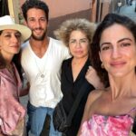 Rona-Lee Shim'on Instagram - אני רוצה להיות כנה רגע. אנחנו לא טיילנו כמשפחה כשהיינו קטנים. אף פעם לא היינו בחול כולנו ביחד. מכל מיני סיבות. לפני כמה שנים, התחלנו לדבר על זה אני והאחים שלי, שאיזה מוזר זה באמת שלא עשינו את זה. וכמה זה חסר באלבום זיכרונות שלנו. וכמה חבל. ואיך היינו רוצים שזה יהיה אחרת. שנה שעברה אמא הודיעה לנו שנגמר הסיפור שלנו, ושאנחנו נוסעים כולנו יחד. אני הייתי סקפטית ממש. אני לא יכולה לתכנן כל כך הרבה קדימה, ומה אם יכנס משהו שלא אוכל לבטל. וגם איך יהיה…. אמא ביקשה ממני לסגור תאריכים חמישה חודשים קדימה. וזה מה שעשיתי. ביקשתי מהמנהלים שלי שיסגרו לי 10 ימים ביומן. וכל היה. הטיול הראשון שלנו, בו אמא שלי התגלתה ככוכבת רשת ענקית, היה טיול מורכב. אני נסעתי המון בעולם. אבל לבד. נענית רק לגחמות וללו״ז של עצמי. ופתאום. עוד אנשים. וקצב שונה. ורצונות שונים. 5 רצונות שונים אם לדייק. קשוח…. מאוד אפילו…. הטיול למרוקו הוא השלישי שלנו יחד. אמנם בהרכב חסר כי גאיצ׳וק לא יכל לבוא. ורק עכשיו אנחנו מתחילים באמת לעבוד ביחד. כצוות. לכבד אחד את השני. להתחשב. זה מאוד לא נוח רוב הזמן… להתחשב… וזאת בעיניי פעולת האהבה בין הכי חזקות שיש. אז הנה קצת מההצלחות שלנו. תודה לכם משפחה שלי. #keepingupwiththeshimons