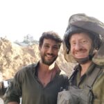 Rona-Lee Shim'on Instagram - מילות מלחמה. אף פעם לא הייתי כל כך מבולבלת. אף פעם לא חרב עלי ככה העולם. על כולנו. כעם. כאנשים. נפרדים. וביחד. כמה מחירים יש למלחמה הזאת. כמה זוויות. כמה אכזבות. כמה פחד. אלוהים הפחד. אני ניסיתי לכתוב. ימים שבועות. ולא הצלחתי. הרשתי לעצמי לכתוב רק לאלמוג. רק לאח שלי. רק כשהוא נכנס פנימה למקום ההוא. כמה פחדתי לכתוב. פחדתי לפחד. פחדתי מהמוח שלי שיכול לייצר מחשבות כל כך אפלות. ורעות ומפחידות. מה יקרה אם אני אכתוב אותם? האם פרי דמיוני ייהפך למציאות? אסור! בתכלית! פשוט אסור. אסור לחשוב. אסור לדבר. אסור לכתוב. אסור אסור אסור. לא לנשום. לא אנחת רווחה. רק לחכות לטלפון. רק להודעה. הכי ציער אותי לראות איך אמא שלי מפחדת מדפיקה בדלת. לא ראיתי משהו מצער כל כך בימי חיי. הלכתי לאיבוד בתוך הפחד. וגם אמא שלי. כמו ריחפתי מעל הגוף של עצמי. ראיתי אותו מוטל עייף שחוט ממחשבות. מחיכיון. מחוסר אונים. ומהפחד. הפחד עושה דברים רעים מאוד בתוך הגוף. והיה צריך לאפשר לזה לקרות. אני יודעת שכולנו צללנו ביחד. מתחבאים כל אחד בפינה של עצמו. נמנעים. לראות את העיניים הטובות החכמות שלך. את הדרך ארץ. אני גאה בך. בכל נימי נפשי. אני רק אחות של מישהו. שחושבת על אחיות של עוד מישוהים. על החברות. על האמהות. כולנו ביחד גם בזה. גם בפחד מהפחד. גם בתקווה. גם באומץ. מחזיקים חזק עכשיו. כי ככה אנחנו. תחזור. תחזרו. כולם. @almog_shimon
