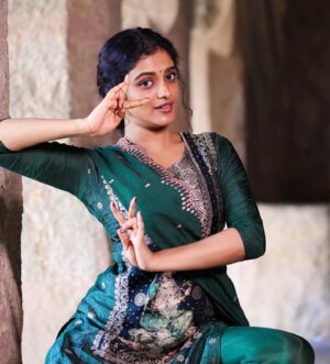 Roopa Koduvayur Instagram - Every move she made , took her to a world that she had fallen in love with ..!!
Pc @_shannu_.10 💕one of the best young talents I have met ..!!
.
.
.
.
.
.
.
.
.
.
.
.
.
.
.
.
.
.
.
.
.
.
.
.
.
.#classicalmusic #classicaldance #aesthetic #traditional #traditionalwear #potrait #dancepose #innerhappiness