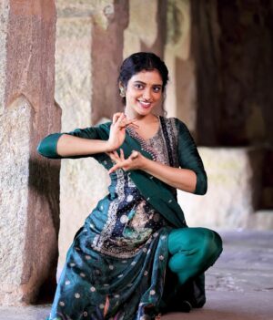 Roopa Koduvayur Instagram - Every move she made , took her to a world that she had fallen in love with ..!!
Pc @_shannu_.10 💕one of the best young talents I have met ..!!
.
.
.
.
.
.
.
.
.
.
.
.
.
.
.
.
.
.
.
.
.
.
.
.
.
.#classicalmusic #classicaldance #aesthetic #traditional #traditionalwear #potrait #dancepose #innerhappiness