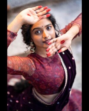 Roopa Koduvayur Instagram - She doesn’t need to talk everytime , u can read her heart through her Eyes .focus on it..!!
Wearing @maguvabyss 
Pc📸 @m3_foto
Jewellery @navkar_boutique 
.
.
.
.
.
.
.
.
.
#potrait #vintage #nofilter #mehendi #eyes #potraitphotography #roopakoduvayur #longhair #oldschool