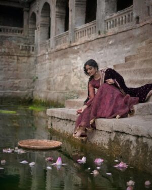 Roopa Koduvayur Instagram - I’m a lover of vintage feels and dusty edits ..!!
pc @m3_foto 📸
Wearing my favourite @maguvabyss ♥️
.
.
.
.
.
.
.
.
.
.
.
.
.
.
.
.
.

#pond #vintage #naturephotography